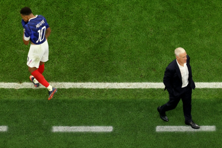 Le désarroi de la star de l'équipe de France Kylian Mbappé et du sélectionneur Didier Deschamps après l'élimination en demi-finale du Mondial face à l'Espagne, le 14 juillet 2026 à Arlington près de Dallas ( AFP / Odd ANDERSEN )