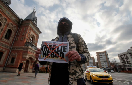 Un participant tient une pancarte lors d'une manifestation contre l'hebdomadaire satirique français Charlie Hebdo à Moscou