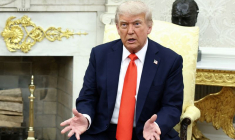 Le président américain Donald Trump s'exprime lors d'une réunion avec le chancelier allemand Friedrich Merz (non visible) à la Maison Blanche à Washington