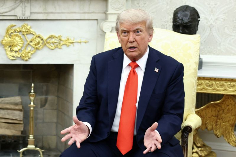 Le président américain Donald Trump s'exprime lors d'une réunion avec le chancelier allemand Friedrich Merz (non visible) à la Maison Blanche à Washington