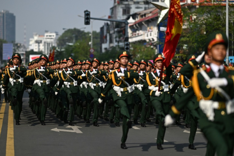 Parade militaire marquant les 50 ans de la chute de Saïgon, le 30 avril 2025 à Ho Chi Minh-ville, au Vietnam ( AFP / MANAN VATSYAYANA )