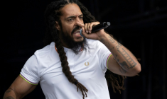 Bobby Vylan, l'un des membres du groupe de rap britannique Bob Vylan, en concert au festival de Glastonbury à Pilton, dans le sud-ouest de l'Angleterre, le 28 juin 2025 ( AFP / Oli SCARFF )