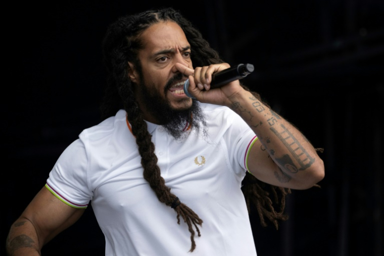 Bobby Vylan, l'un des membres du groupe de rap britannique Bob Vylan, en concert au festival de Glastonbury à Pilton, dans le sud-ouest de l'Angleterre, le 28 juin 2025 ( AFP / Oli SCARFF )