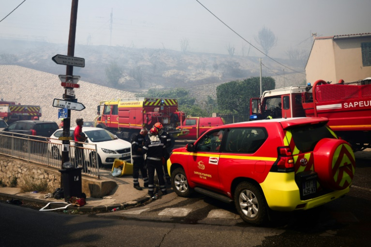 Pompiers et véhicules d'incendie à L'Estaque à Marseille le 8 juillet 2025 ( AFP / Clement MAHOUDEAU )