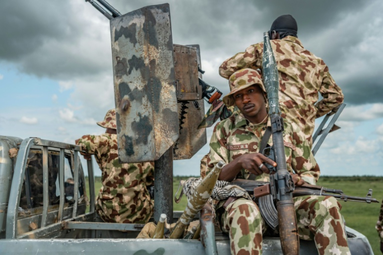 Un véhicule d’escorte militaire nigérian se prépare à conduire un convoi de voitures civiles sur l’autoroute Maiduguri-Damboa, dans le nord-est, le 29 juillet 2026 ( AFP / - )