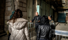 Barrage de la police israélienne filtrant les accès à l’église du Saint-Sépulcre où est célébrée la messe de Pâques, à huis clos en raison de la guerre, dans la vieille ville de Jérusalem, le 5 avril 2026  ( AFP / MARCO LONGARI )