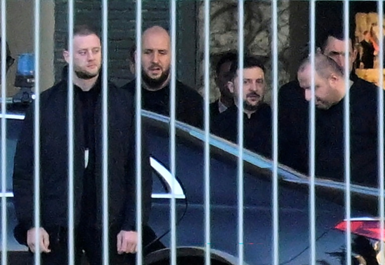 Le président ukrainien Volodymyr Zelensky (2e d) et le secrétaire du Conseil national de sécurité et de défense d'Ukraine, Roustem Oumerov (d), quittent la chancellerie à Berlin, après des entretiens avec des représentants du gouvernement américain, le 15 décembre 2025 ( AFP / John MACDOUGALL )