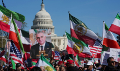 Manifestation à l'appel de Reza Pahlavi, fils exilé du shah iranien, à Washington DC, le 29 mars 2026  ( AFP / Ken Cedeno )