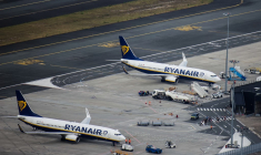 Des avions Ryanair sur le tarmac de l'aéroport de Bordeaux-Mérignac le 29 juillet 2022.  ( AFP / THIBAUD MORITZ )