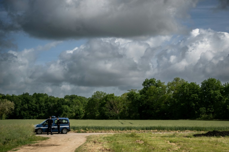 Des gendarmes forment un périmètre de sécurité autour de la zone où de nouvelles fouilles sont en cours pour retrouver d'éventuelles traces des victimes d'Emile Louis, à Rouvray, dans l'Yonne, le 26 mai 2025 ( AFP / ARNAUD FINISTRE )