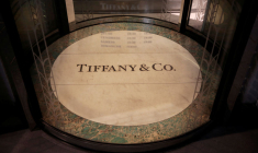 TIFFANY DIT AVOIR REÇU UNE PROPOSITION DE RACHAT DE LVMH À 120 DOLLARS PAR ACTION