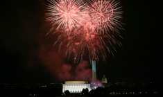 Feux d'artifice au-dessus du mémorial Lincoln et de l'obélisque de Washington, le 1er janvier 2026 dans la capitale américaine ( AFP / Brendan SMIALOWSKI )