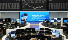 Le graphique de l'indice boursier allemand DAX est photographié à la bourse de Francfort
