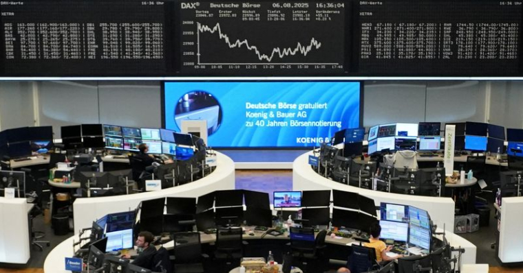 Le graphique de l'indice boursier allemand DAX est photographié à la bourse de Francfort