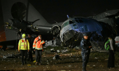 Les équipes de secours près de l'épave de l'avion militaire qui s’est écrasé à El Alto, près de La Paz, le 27 février 2026 ( AFP / AIZAR RALDES )