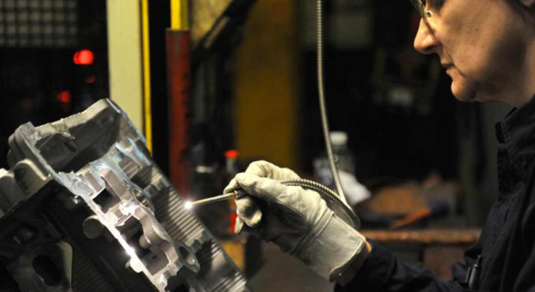 Le titre de l'équipementier était suspendu à la Bourse de Paris ce matin. Usine Montupet, employée travaillant sur des pièces en aluminium (© A Jocard -AFP)