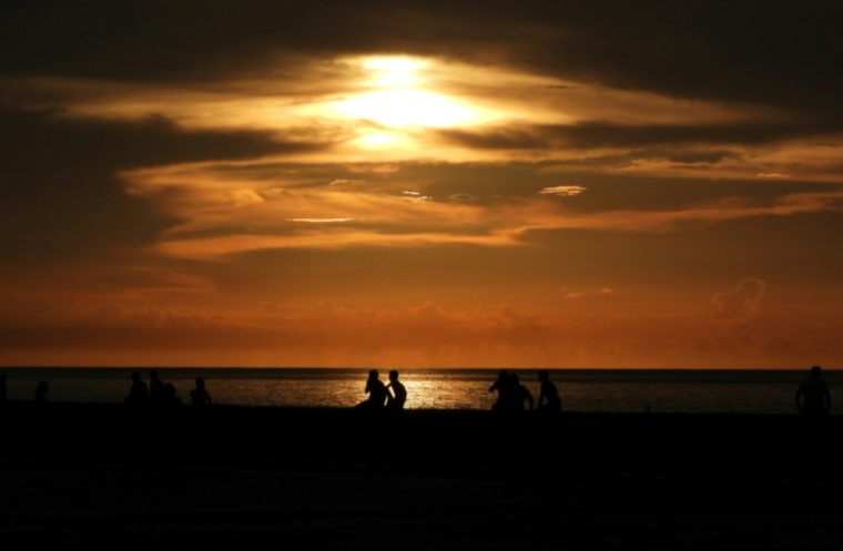 Des habitants de la Havane se rassemblent sur le Malecón pendant une coupure de courant, le 10 septembre 2025 ( AFP / ADALBERTO ROQUE )