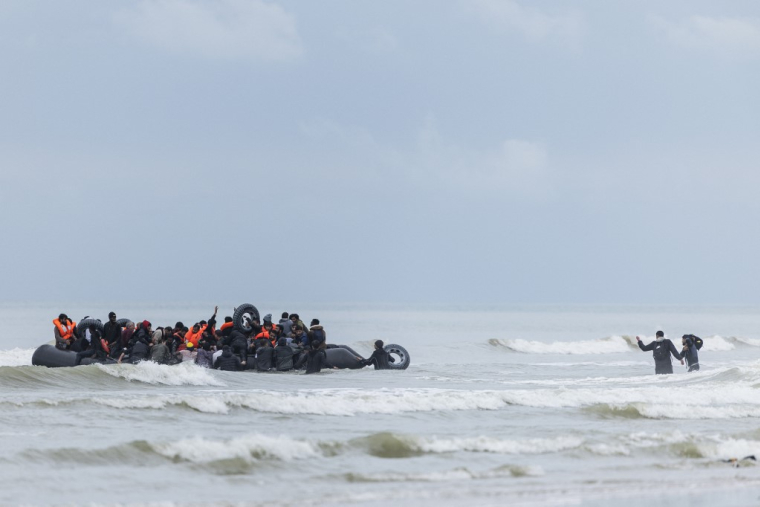 Des migrants s'apprêtent à traverser la Manche depuis Saint-Étienne-au-Mont, le 30 octobre 2014. ( AFP / SAMEER AL-DOUMY )