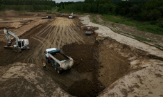 Des engins à l'œuvre sur un chantier de reconstruction de digue le long de la Garonne, à Sénestis, dans le Sud-Ouest, le 8 juin 2026 ( AFP / Philippe LOPEZ )