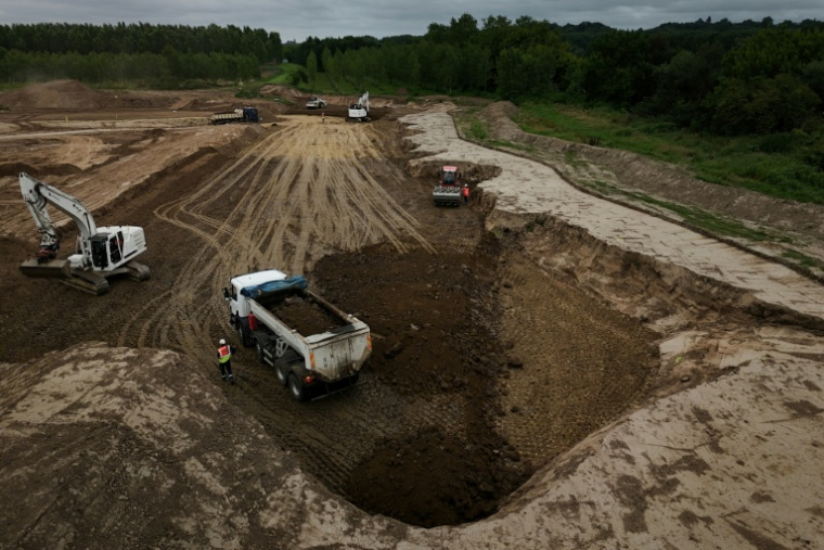 Des engins à l'œuvre sur un chantier de reconstruction de digue le long de la Garonne, à Sénestis, dans le Sud-Ouest, le 8 juin 2026 ( AFP / Philippe LOPEZ )