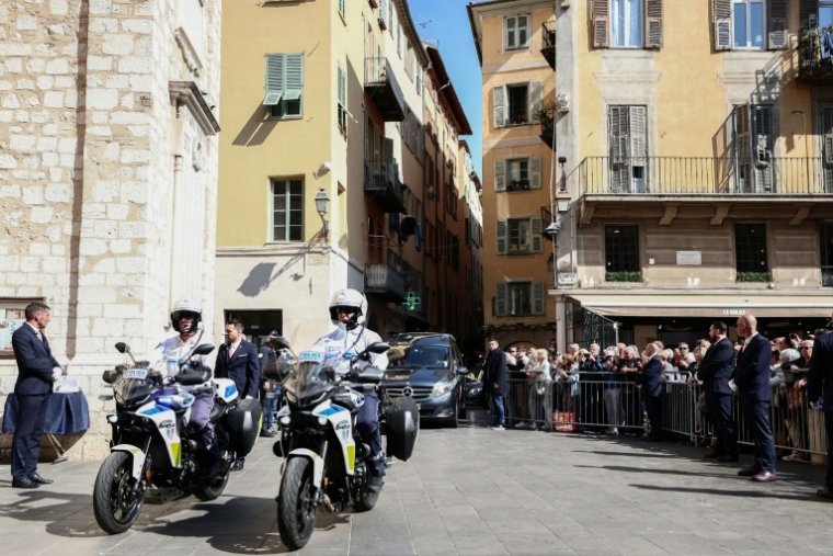 Le corbillard transportant le cercueil de Loana Petrucciani arrive à la cathédrale de Sainte-Reparate à Nice, le 10 avril 2026 ( AFP / Thibaud MORITZ )