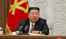 Photo prise le 9 juillet 2026 et publiée le 10 juillet 2026 par l'agence de presse officielle nord-coréenne KCNA montrant le dirigeant nord-coréen Kim Jong-un lors d'une réunion élargie de la neuvième Commission militaire centrale du Parti au complexe gouvernemental n° 1 à Pyongyang ( KCNA VIA KNS / STR )