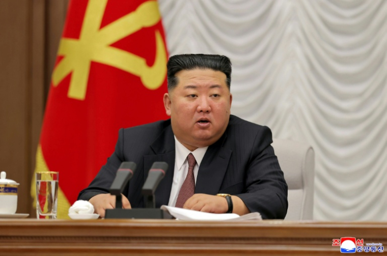 Photo prise le 9 juillet 2026 et publiée le 10 juillet 2026 par l'agence de presse officielle nord-coréenne KCNA montrant le dirigeant nord-coréen Kim Jong-un lors d'une réunion élargie de la neuvième Commission militaire centrale du Parti au complexe gouvernemental n° 1 à Pyongyang ( KCNA VIA KNS / STR )