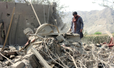 Un habitant récupère des objets dans les décombres d'une maison détruite par une frappe aérienne pakistanaise dans le district de Nurgal, dans la province de Kounar, le 21 septembre 2026 en Afghanistan ( AFP / Aimal ZAHIR )
