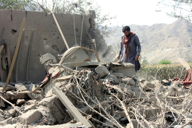 Un habitant récupère des objets dans les décombres d'une maison détruite par une frappe aérienne pakistanaise dans le district de Nurgal, dans la province de Kounar, le 21 septembre 2026 en Afghanistan ( AFP / Aimal ZAHIR )