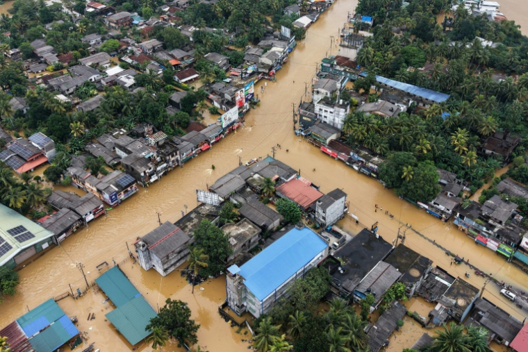 Vue aérienne de maisons partiellement submergées par les eaux de crue après de fortes pluies à Kaduwela, en périphérie de Colombo, le 29 novembre 2025 au Sri Lanka ( AFP / - )
