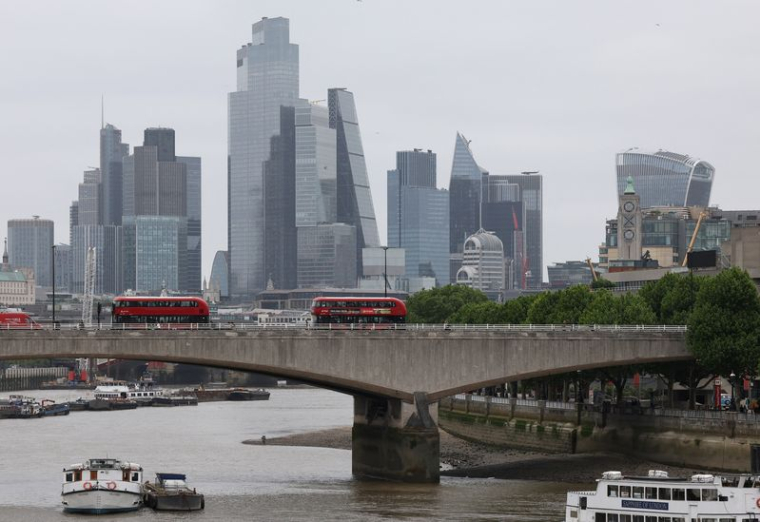 Les gratte-ciel de la City de Londres avec la cathédrale Saint-Paul, à Londres