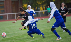 Des footballeuses en action lors d'un match entre l'Iran et l'Allemagne dans le cadre du tournoi Discover Football à Berlin