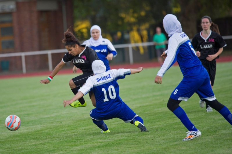 Des footballeuses en action lors d'un match entre l'Iran et l'Allemagne dans le cadre du tournoi Discover Football à Berlin