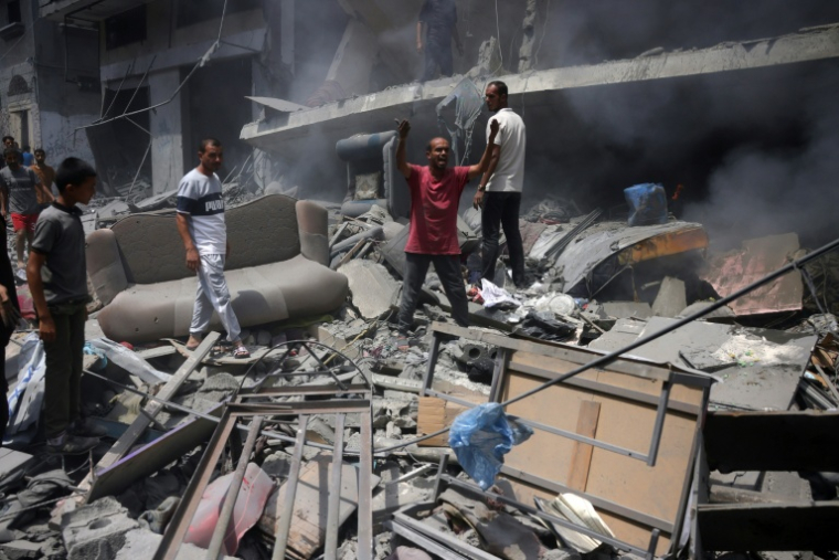 Des Palestiniens fouillent les décombres après une frappe israélienne sur le quartier de Zeitoun, à Gaza-ville, le 8 août 2025 ( AFP / BASHAR TALEB )