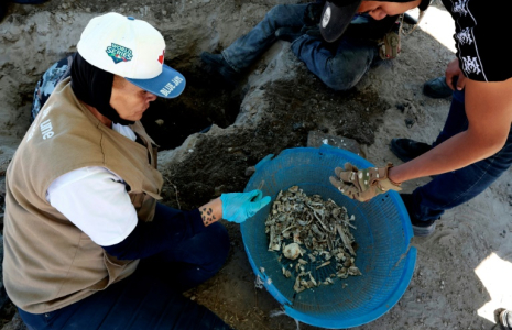 Des membres du collectif "Guerreros Buscadores" réunissant des proches de personnes disparues inspectent le le ranch Izaguirre à Teuchitlan, dans l'Etat du Jalisco, dans le nord-ouest du Mexique, le 5 mars 2025 ( AFP / ULISES RUIZ )