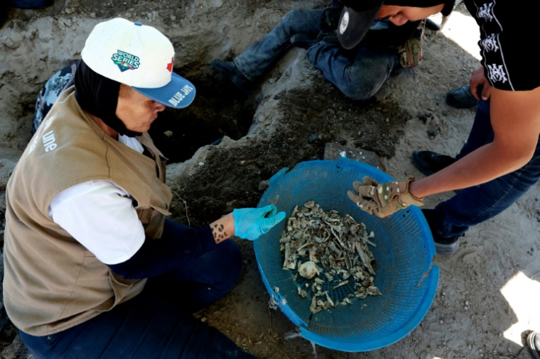 Des membres du collectif "Guerreros Buscadores" réunissant des proches de personnes disparues inspectent le le ranch Izaguirre à Teuchitlan, dans l'Etat du Jalisco, dans le nord-ouest du Mexique, le 5 mars 2025 ( AFP / ULISES RUIZ )
