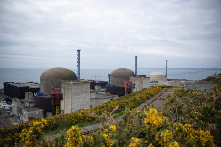 Les grévistes se sont mobilisés dans plusieurs centrales nucléaires, notamment à Flamanville. ( AFP / LOU BENOIST )