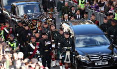 Le roi Charles III, la princesse Anne, le prince Andrew et le prince Edward suivent le corbillard transportant le cercueil de la reine Elizabeth II