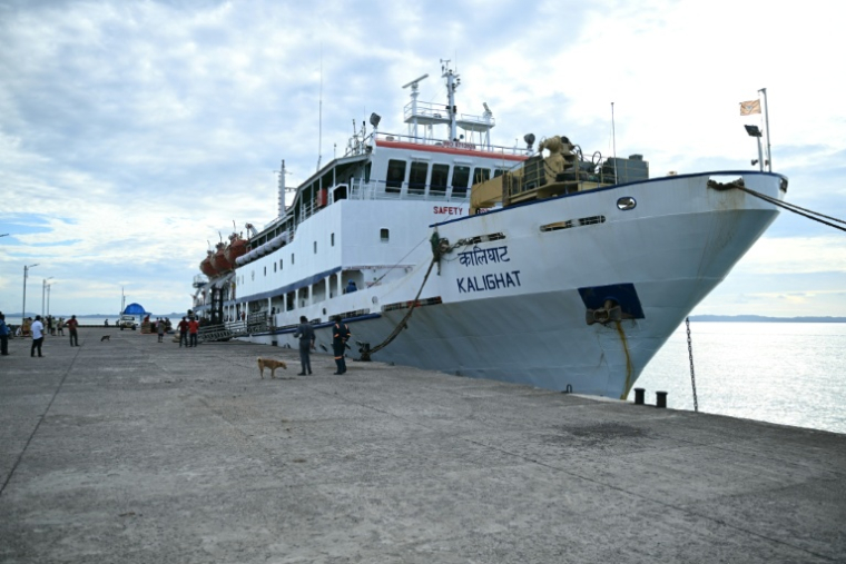 Le ferry Kalighat amarré le 30 mars 2026 à Campbell Bay, un village du district de Nicobar des îles Andaman-et-Nicobar, en Inde ( AFP / R. Satish BABU )