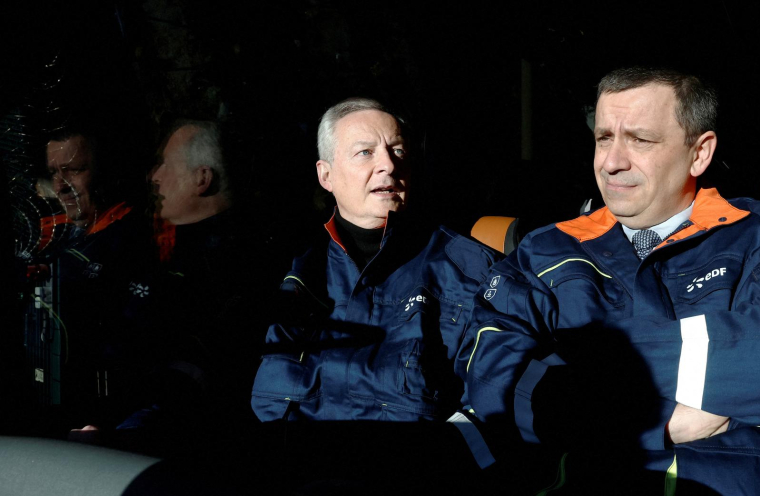 Bruno Le Maire et le nouveau PDG d'EDF Luc Remont, au Petit-Caux, le 9 décembre 2022 ( AFP / BENOIT TESSIER )