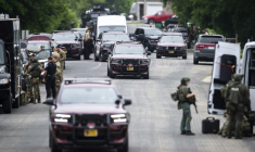 Des membres des forces de l'ordre dans un quartier de Green Isle à la recherche du suspect dans le meurtre de l'élue Melissa Hortman et de son mari tués à la veille à leur domicile, le 15 juin 2025 dans le Minnesota ( Getty / Stephen Maturen )