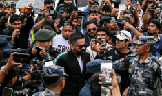 Le rappeur Balendra Shah (à gauche) devenu maire de Katmandou après avoir remporté son duel contre l'ex-Premier ministre KP Sharma Oli aux législatives, le 7 mars 2026 dans la capitale népalaise Katmandou ( AFP / Prakash MATHEMA )