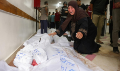 Une Palestinienne pleure devant le corps d'un proche tué dans les frappes israéliennes à Jabalia, le 14 mai 2025 ( AFP / BASHAR TALEB )
