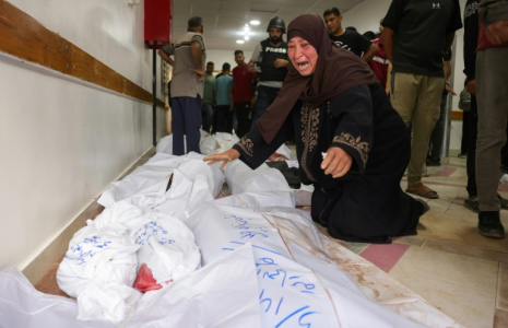 Une Palestinienne pleure devant le corps d'un proche tué dans les frappes israéliennes à Jabalia, le 14 mai 2025 ( AFP / BASHAR TALEB )