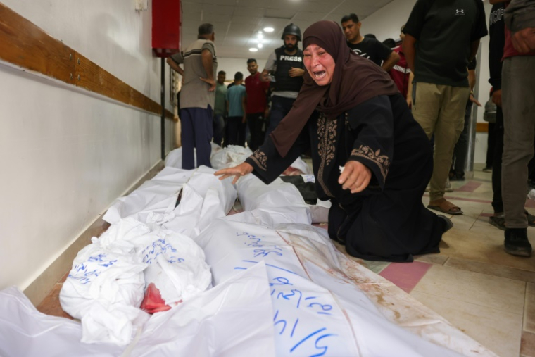Une Palestinienne pleure devant le corps d'un proche tué dans les frappes israéliennes à Jabalia, le 14 mai 2025 ( AFP / BASHAR TALEB )