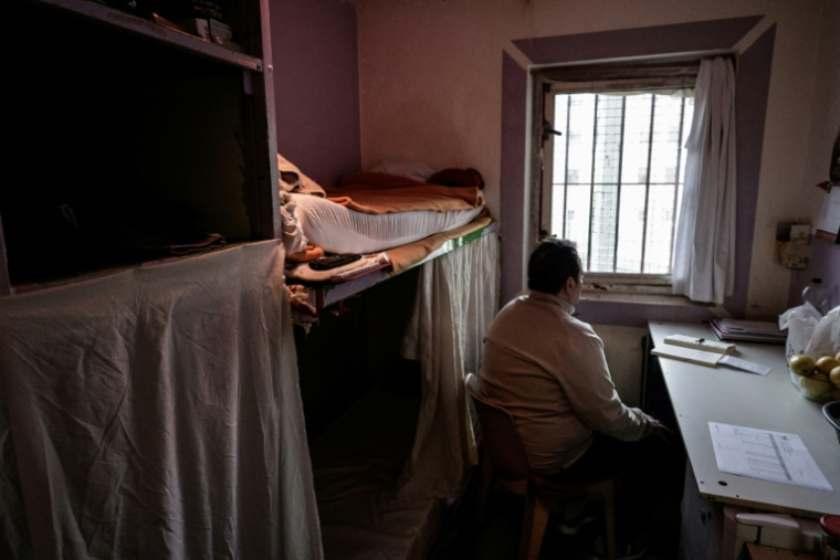 Un détenu dans une cellule du centre pénitentiaire de Nanterre, le 15 janvier 2026 dans les Hauts-de-Seine ( AFP / STEPHANE DE SAKUTIN )