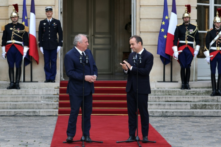 Passation de pouvoir entre François Bayrou et Sébastien Lecornu, le 10 septembre 2025 à Paris ( POOL / Ludovic MARIN )