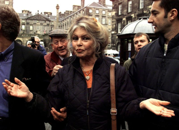 PHOTO DE FICHIER : L'ACTRICE FRANÇAISE BARDOT ARRIVE AU TRIBUNAL D'EDIMBOURG POUR L'AUDITION DE WOOFIE.