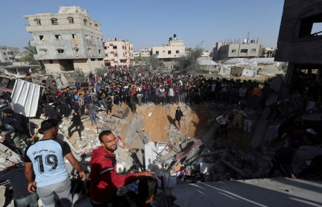 Des Palestiniens se rassemblent et cherchent des victimes sur le site d'une frappe israélienne sur une maison à Rafah