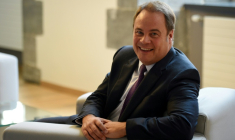 Le maire de Valenciennes Laurent Degallaix dans son bureau, le 12 mai 2017 à Valenciennes, dans le Nord ( AFP / FRANCOIS LO PRESTI )